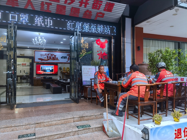 退役军人“红星堡垒户”一楼大厅已升级成“红星堡垒驿站”，常有环卫工人来此休息歇脚.jpg