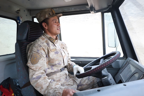 周武康在驾驶军车.jpg
