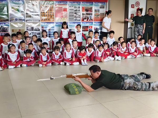 老班长向同学展示军事技能.jpg