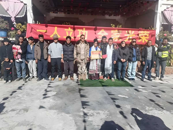 为荣立三等功的现役军人达瓦次仁家中送去立功喜报和慰问金.jpg