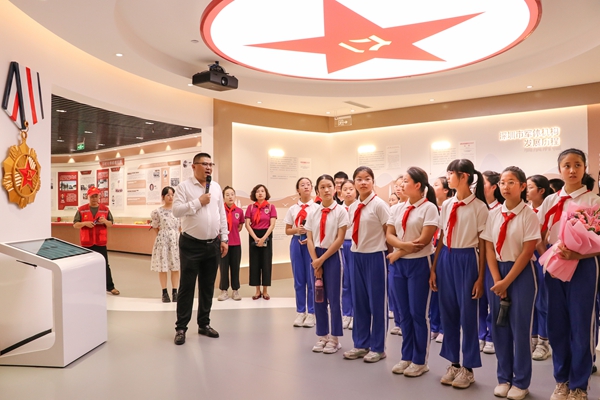 邀请小学生进军休荣誉室参观.jpg
