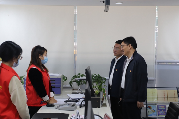 深圳市退役军人事务局党组成员、副局长朱锋在海山街道海涛社区退役军人服务站.jpg