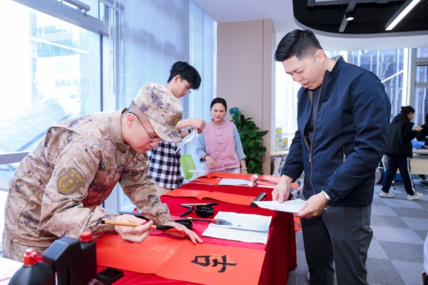 1月24日，光明区双拥办邀请书法爱好者官兵为群众书写春联，传递祝福。.jpg