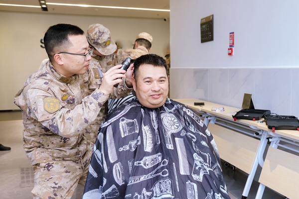 官兵细心为工友理发.jpg
